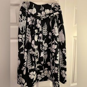 Talbots black and white skirt with cloth belt, side zipper.